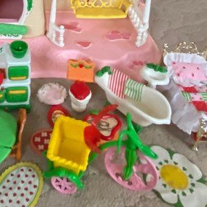 1983 Strawberry Shortcake Berry Happy Doll House Furniture ~